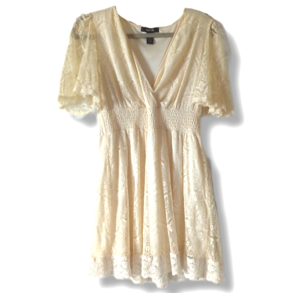 Stunning Medium Lace Tunic with lining and nice V-Neck Front